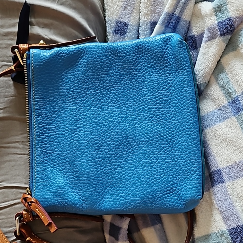 Dooney & Bourke Dillen Letter Carrier in vibrant blue - Picture 3 of 8